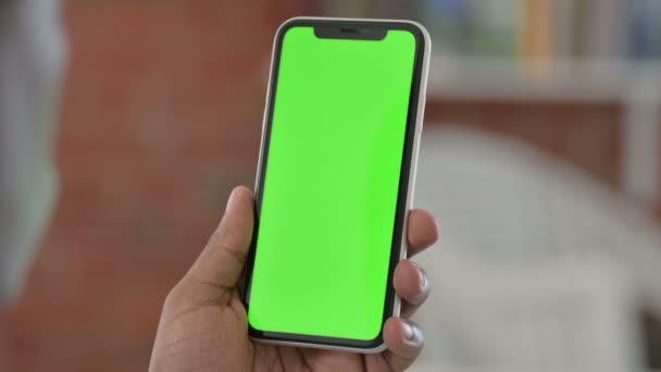 Okostelefon használata zöld Chroma Key Screen — Stock videók