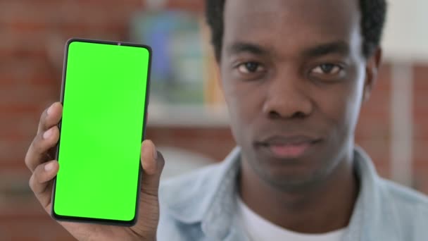 Hombre africano celebración de croma verde clave Smartphone — Vídeos de Stock