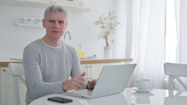 Positiv äldre gubbe med bärbar dator gör tummen upp — Stockvideo