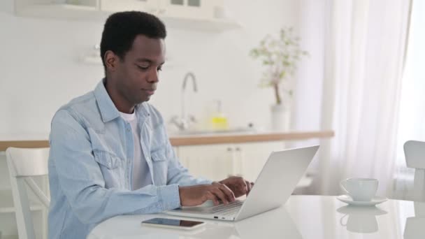 Pulgares abajo por el hombre africano con el ordenador portátil — Vídeo de stock