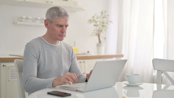 Droevige oudere man heeft mislukking op laptop thuis — Stockvideo