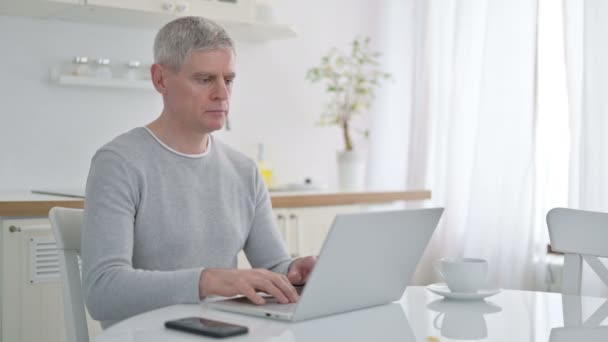 Senior Old Man använder laptop hemma — Stockvideo