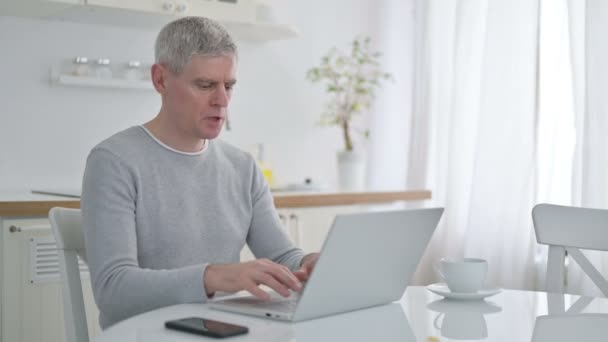 Sjuk äldre gubbe med laptop hosta hemma — Stockvideo