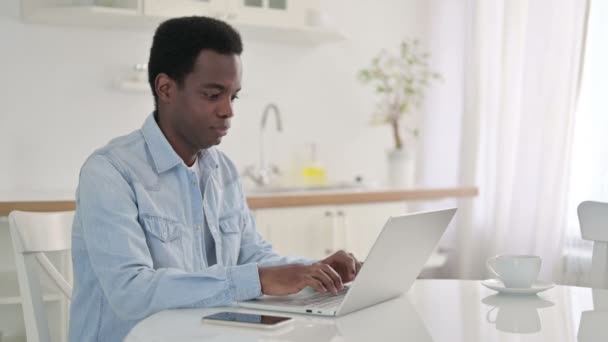 Pulgares hacia arriba por el hombre africano positivo con el ordenador portátil — Vídeo de stock