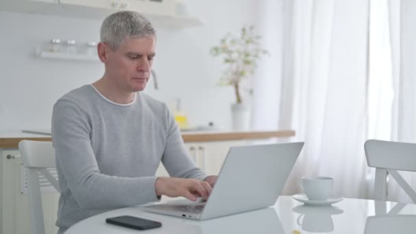 Senior Old Man med bärbar dator visar Inga tecken med Finger — Stockvideo