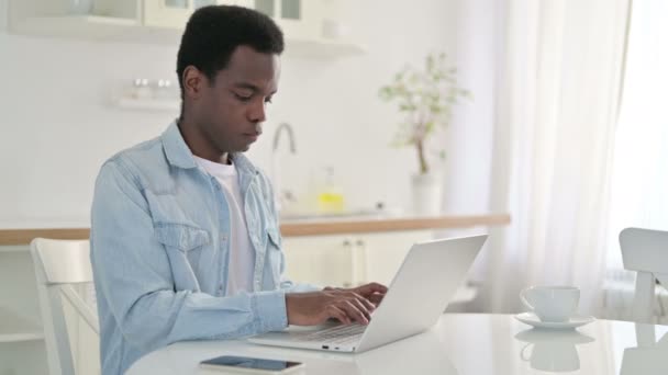 在家用笔记本电脑工作的重点非洲男子 — 图库视频影像