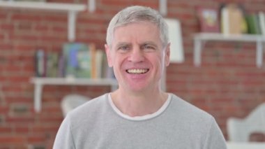 El sallayan yaşlı adam, hoş geldin