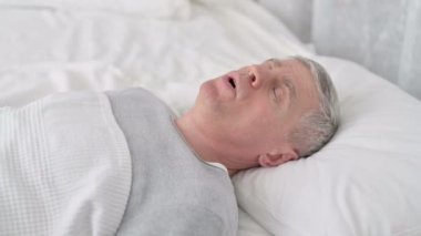 Hasta Yaşlı Adam Yatakta Uyuyor ve Öksürüyor 
