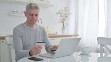 Çevrimiçi Ödeme Hatalı Kıdemli Yaşlı Adam 