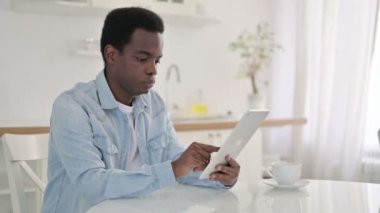 Evde Tablet kullanan Afrikalı Adam