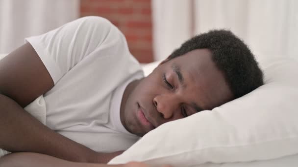 Αφρικανός κοιμάται στο κρεβάτι — Αρχείο Βίντεο