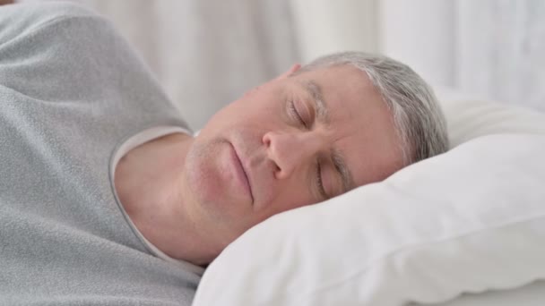 Nahaufnahme eines alten Mannes, der im Bett schläft — Stockvideo