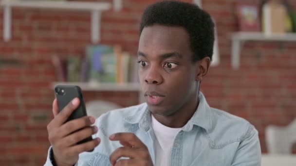 スマートフォンで損失を持つアフリカの男性 — ストック動画