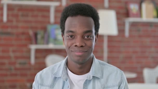 Porträtt av lycklig afrikansk man vinka, Hej — Stockvideo