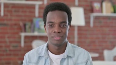 Başarılı Afrikalı Adam Zafer İşareti Gösteriyor 