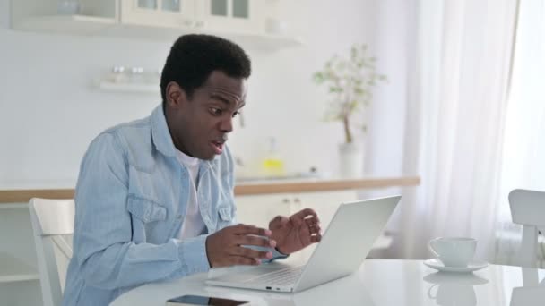 Hombre africano reaccionando al fracaso en casa — Vídeo de stock