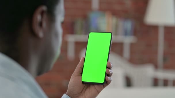 Afrikaanse man met smartphone met Chroma Key Screen — Stockvideo