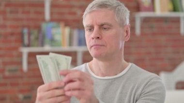 Bilge Yaşlı Adam Dolar Sayıyor