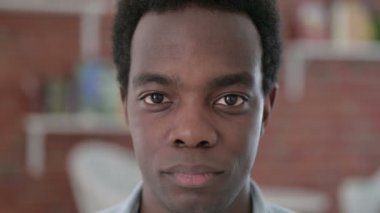 Kameraya bakan Afrikalı adama yaklaş. 