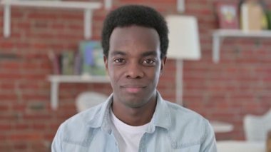 Şaşırmış Afrikalı Adam Başarısızlığa Tepki Veriyor