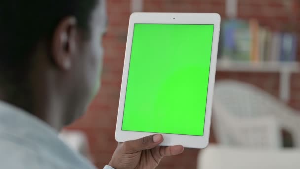 Vista trasera del hombre africano usando tableta con pantalla de croma — Vídeos de Stock