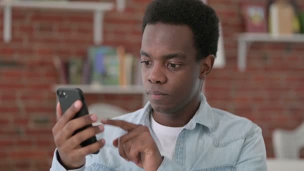 African Male bruker Smartphone, Browsing Internet – stockvideo