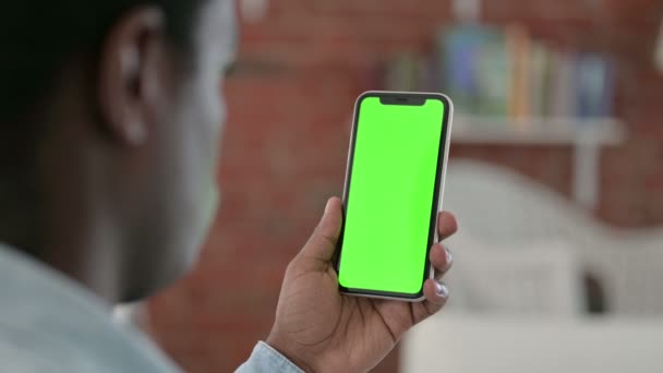 クロマキースマートフォンの画面を使用したアフリカ人男性 — ストック動画