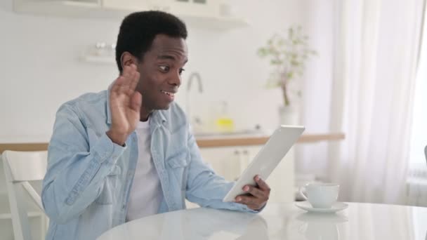 Neşeli Afrikalı Adam Tablette Video Sohbeti yapıyor — Stok video