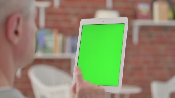 Senior Old Man met Tablet met Chroma Scherm — Stockvideo