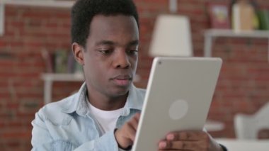 Tablet kullanan hırslı Afrikalı Adam
