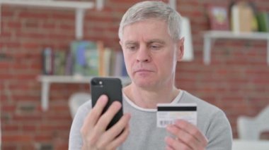 Smartphone 'da Başarılı Ödeme Yapan Yaşlı Adam 