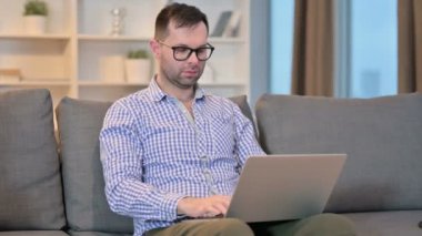 Evde Öksüren Laptoplu Hasta Genç Adam 