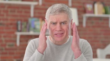 Yaşlı bunağın başı ağrıyor. 