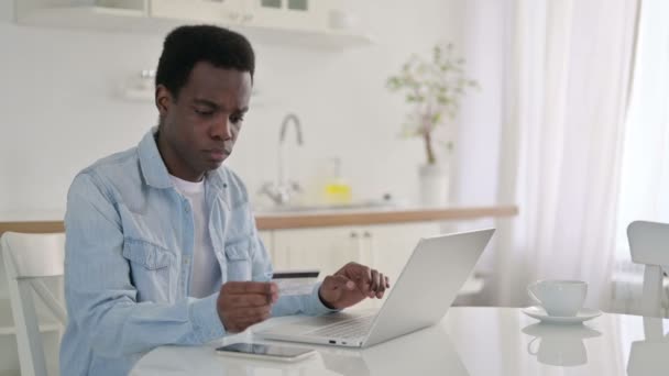 Fallo en el pago en línea en el ordenador portátil para el hombre africano en casa — Vídeo de stock