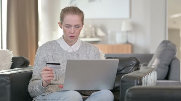 Pagamento online fallimento sul computer portatile da giovane donna a casa — Video Stock