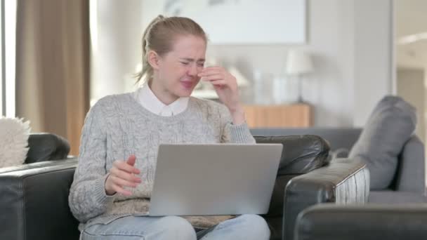 Donna delusa con perdita sul computer portatile a casa — Video Stock