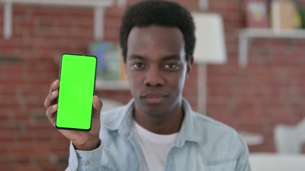 Hombre africano sosteniendo Smartphone con pantalla de croma — Vídeos de Stock