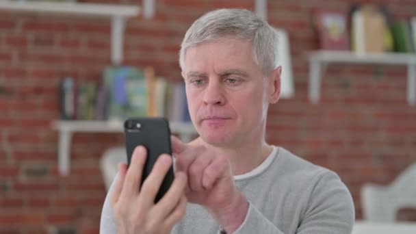 Trauriger Senior verliert sein Smartphone — Stockvideo