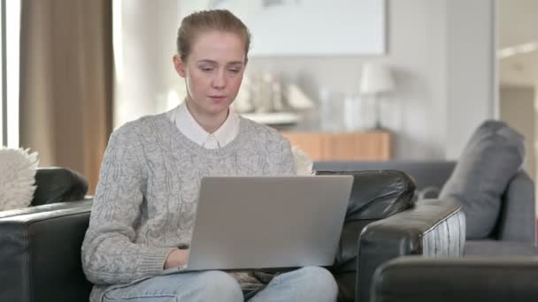 Jeune femme professionnelle travaillant sur un ordinateur portable sur un canapé — Video