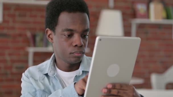 Afrikaanse man viert succes op tablet — Stockvideo