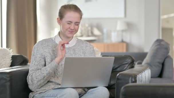 Giovane donna con computer portatile con dolore al collo a casa — Video Stock