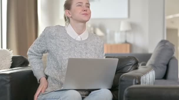 Mladá žena pracuje a mají bolesti zad doma — Stock video