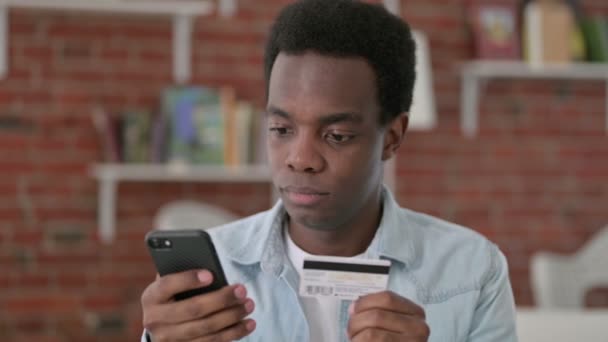 Afrikanische männliche Online-Zahlung per Smartphone — Stockvideo