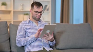 Başarılı Genç Adam Evdeki Tablette Kutlama Yapıyor 