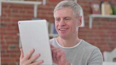 İhtiyar Tablet 'te Video Sohbeti yapıyor