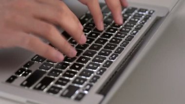 dizüstü bilgisayarda yazarak parmak yakın çekim