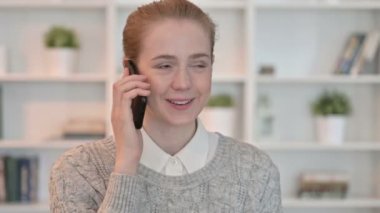 Akıllı Telefonla Konuşan Neşeli Genç Kadın Portresi