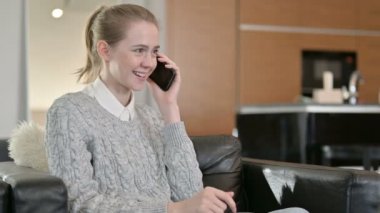Evde Akıllı Telefonla Konuşan Mutlu Genç Kadın 