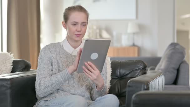 Mujer joven feliz usando tableta digital en casa — Vídeos de Stock