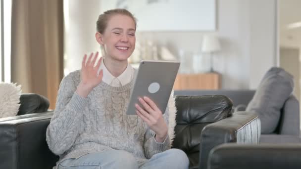 Joven alegre haciendo videollamada en la tableta en casa — Vídeos de Stock